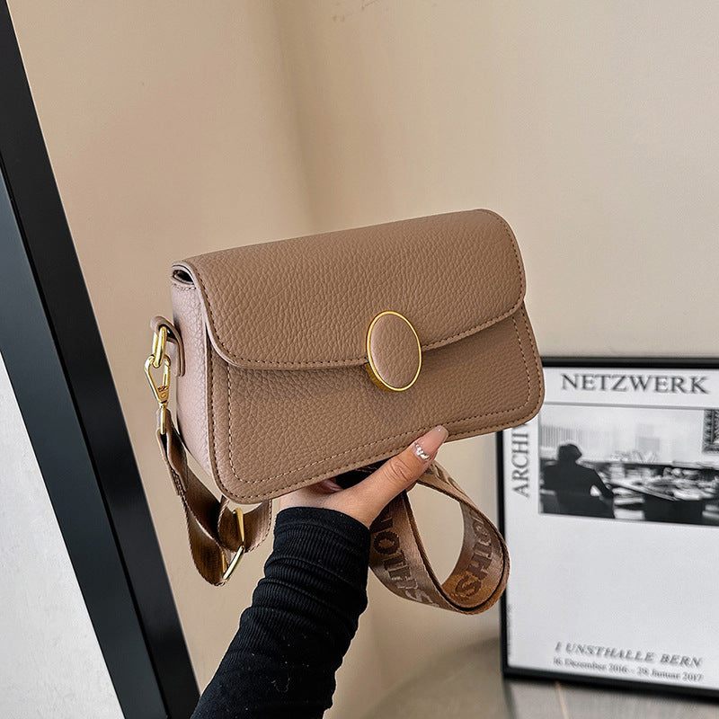 Petit sac carré tendance – Bandoulière large et look passe-partout