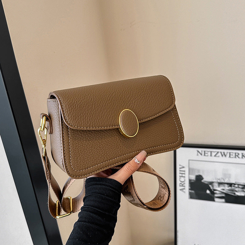 Petit sac carré tendance – Bandoulière large et look passe-partout