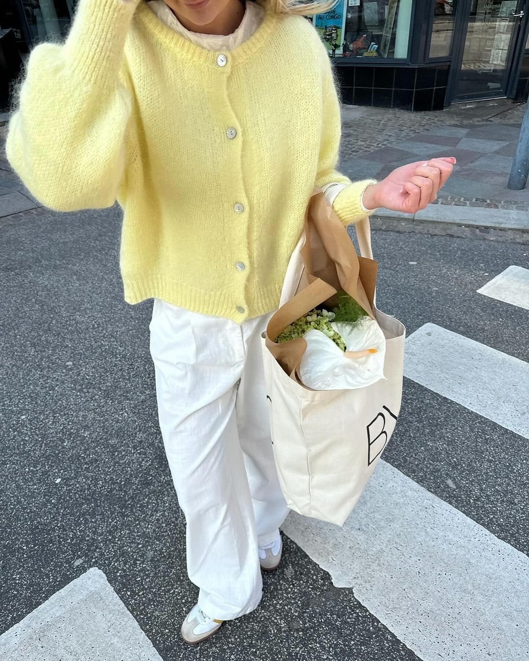 Élégance et Douceur-Le Pull Jaune Tricoté Parfait pour un Look Tendance